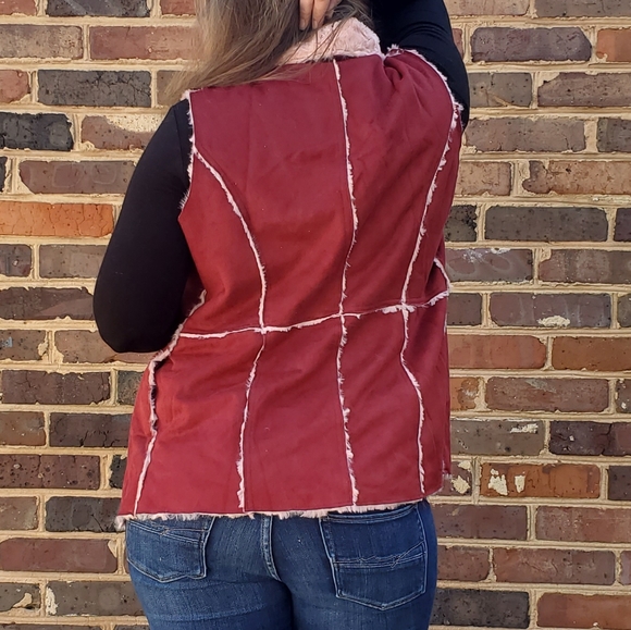 Crimson suede vest with faux fur lining - Picture 4 of 7